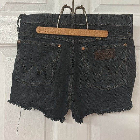 Wrangler Black Cut-Off Shorts Women’s Size 29 - Picture 2 of 5